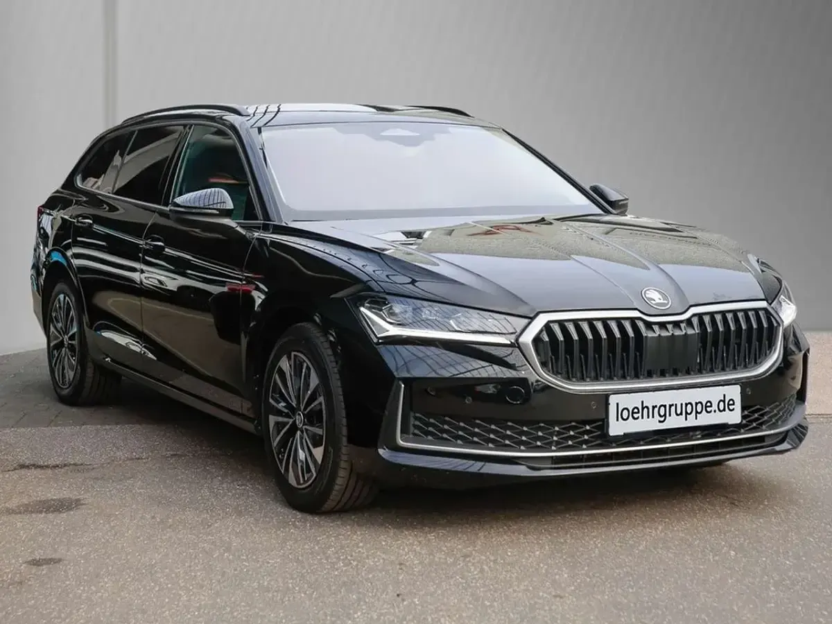 Gebraucht Skoda Superb Selection 204 PS (150 kW) 2025 Ebony schwarz metallic Kombi