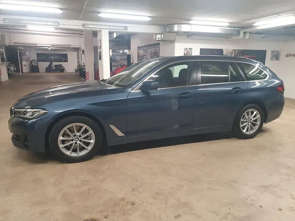 Second-hand BMW 520 190 CP (139 kW) 2023 Albastru Berlinǎ