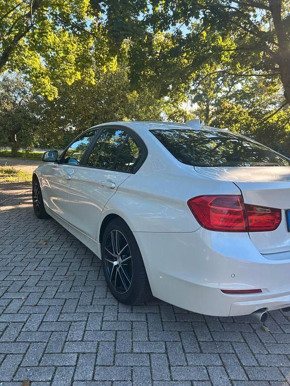 Gebraucht BMW 320 184 PS (135 kW) 2013 Weiß Limousine