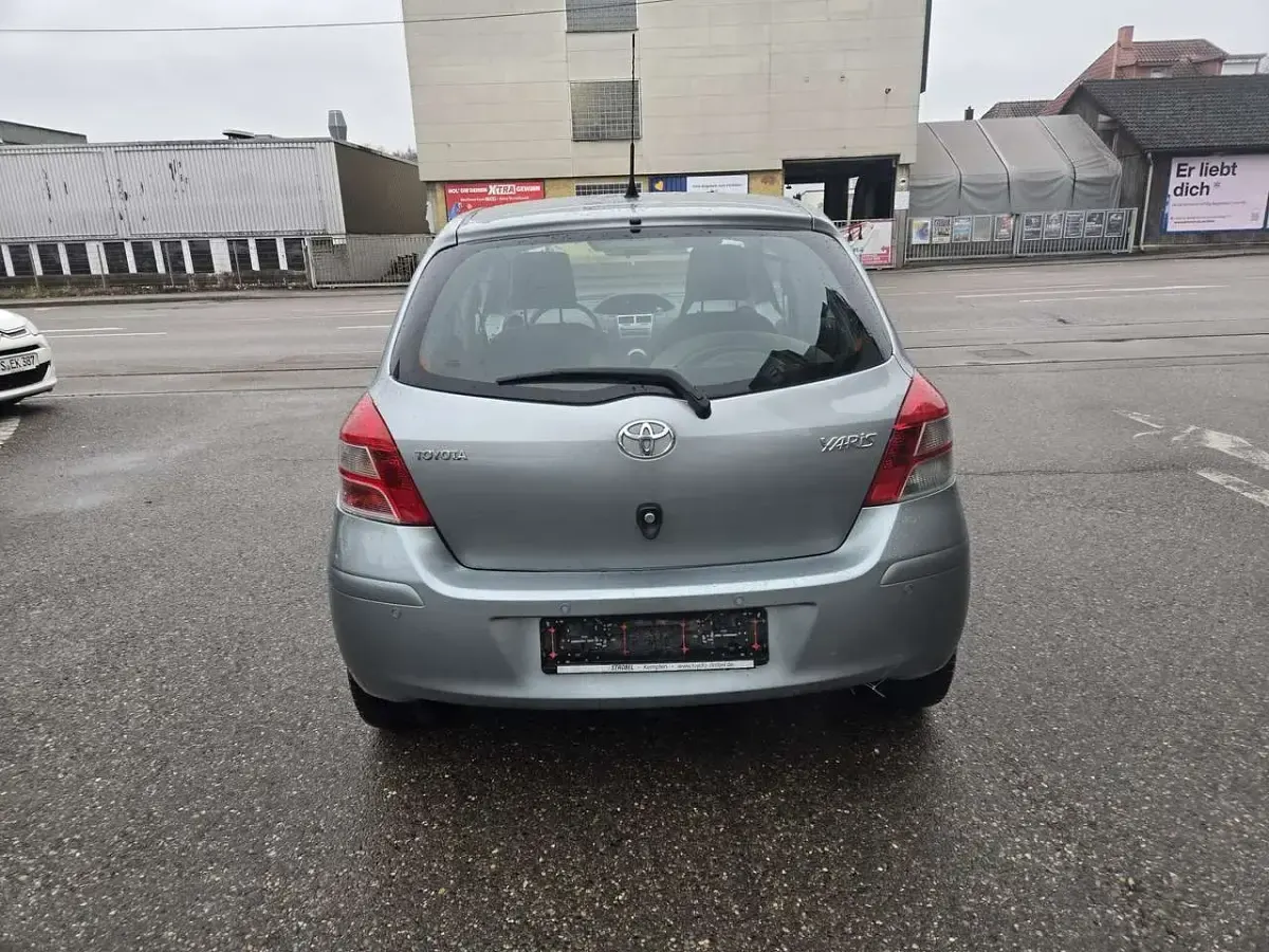 Gebraucht Toyota Yaris Cool 69 PS (50 kW) 2011 Medium silver metallic Kleinwagen