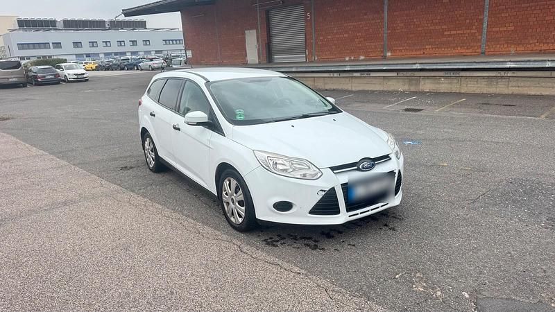 Weiß Gebraucht 2014 Ford Focus Ambiente Kombi | 2.200 € (Superpreis) - Bild 1/4