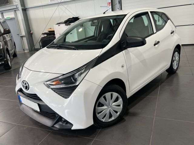 Weiß Gebraucht 2021 Toyota Aygo Kleinwagen | 7.495 € (Guter Preis) - Bild 1/4