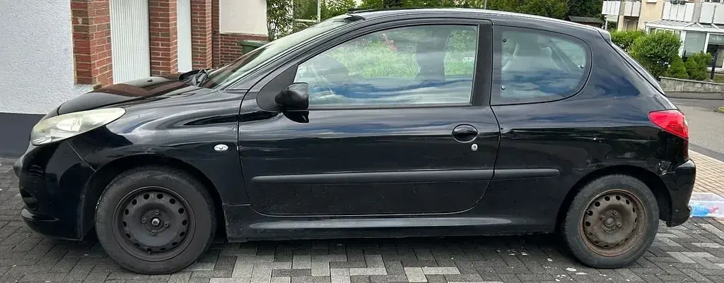 Używany Peugeot 206 75 KM (55 kW) 2009 Czarny Sedan/Limuzyna