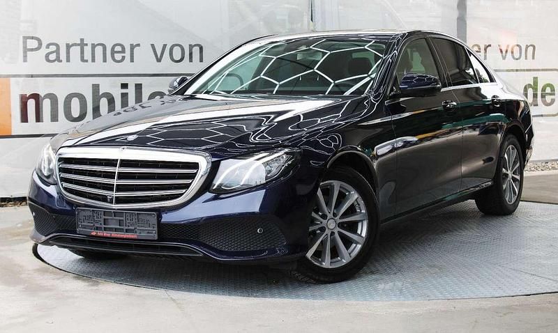 Blau Gebraucht 2016 Mercedes E220 Limousine | 16.200 € (Fairer Preis) - Bild 1/3