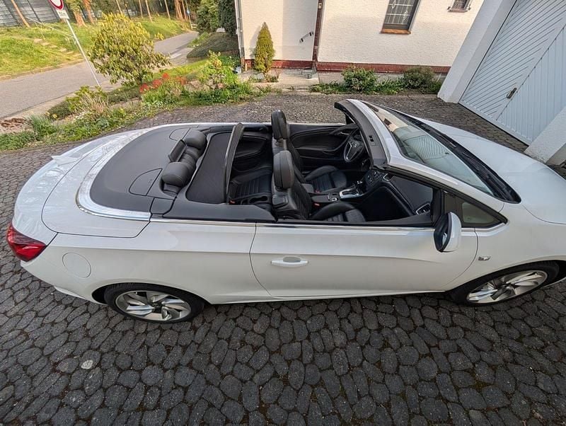 Second-hand Opel Cascada Active 170 CP (125 kW) 2017 Alb Cabrio