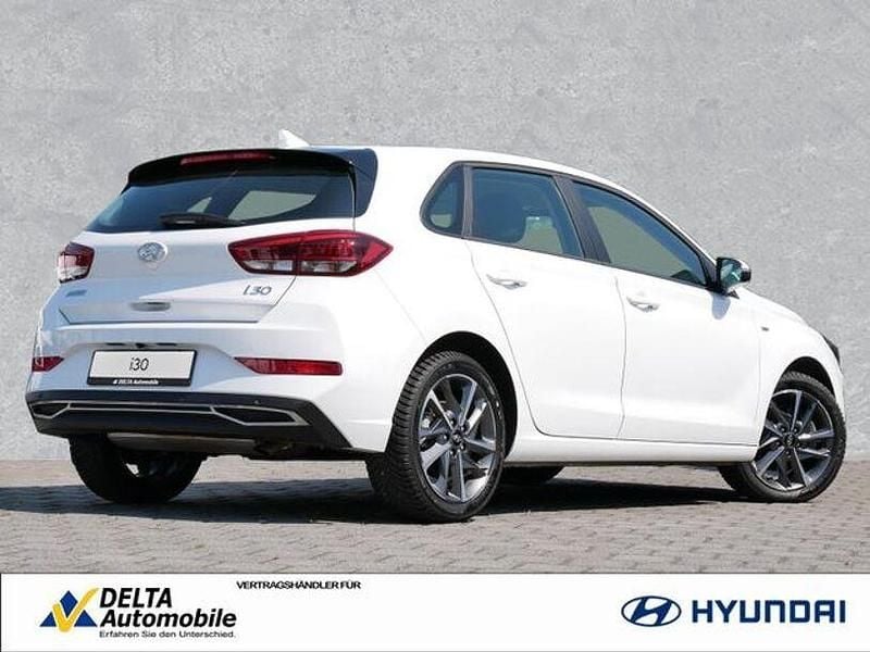 Gebraucht Hyundai i30 Trend 120 PS (88 kW) 2022 Serenity white / mic Limousine