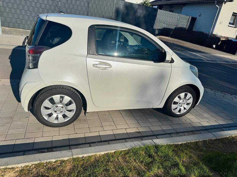 Gebraucht Toyota iQ 68 PS (50 kW) 2011 Weiß Kleinwagen
