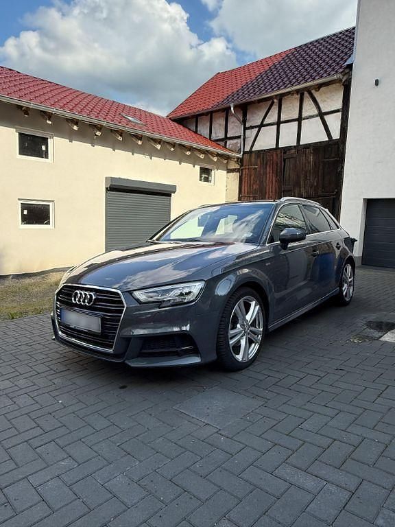 Grau Gebraucht 2018 Audi A3 Sportback Sport Limousine | 16.000 € (Fairer Preis) - Bild 1/4