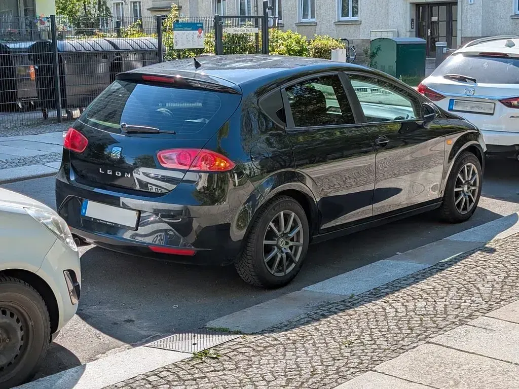Second-hand Seat Leon Reference 105 CP (77 kW) 2012 Negru Berlinǎ