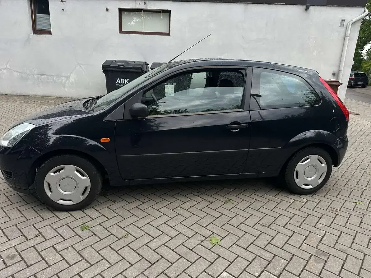 Gebraucht Ford Fiesta 60 PS (44 kW) 2004 Dunkelblau Kleinwagen