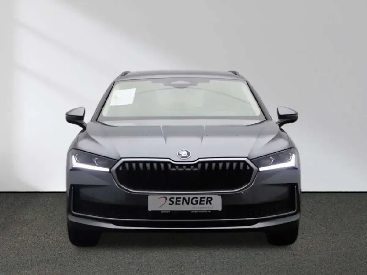 Neu Skoda Superb Selection 204 PS (150 kW) 2026 Grau Kombi