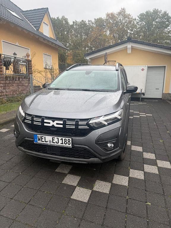 Grau Gebraucht 2023 Dacia Jogger Extreme Van / Kleinbus | 21.200 € (Guter Preis) - Bild 1/4