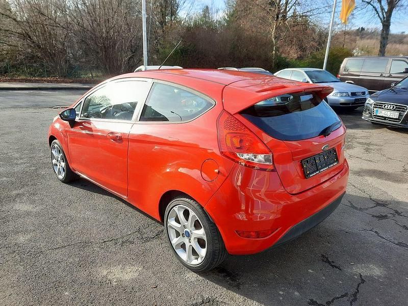 Gebraucht Ford Fiesta Champions Edition 82 PS (60 kW) 2012 Rot Kleinwagen