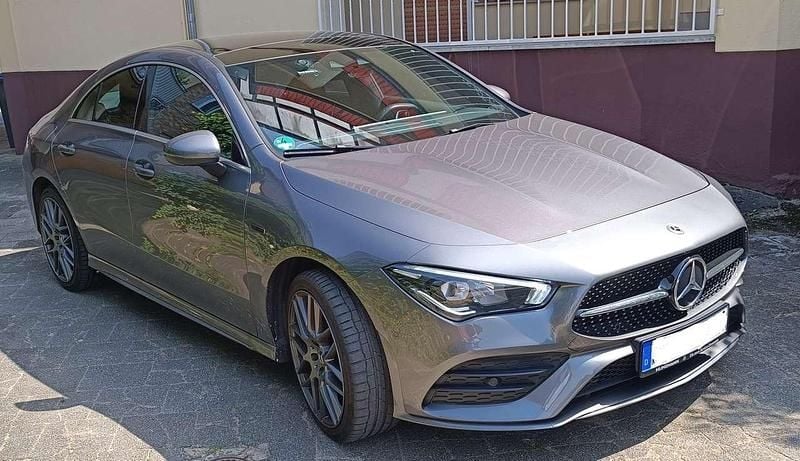 Grau Gebraucht 2020 Mercedes CLA250e AMG line Limousine | 27.500 € (Superpreis) - Bild 1/4