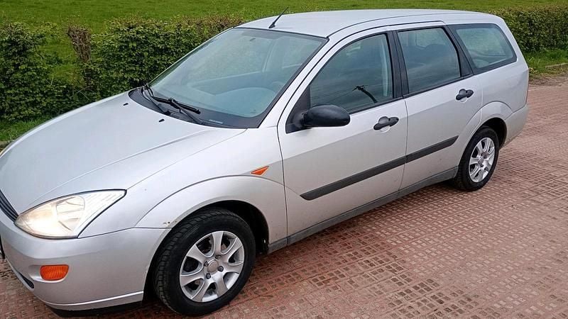 Second-hand Ford Focus 75 CP (55 kW) 1998 Argintiu Berlinǎ