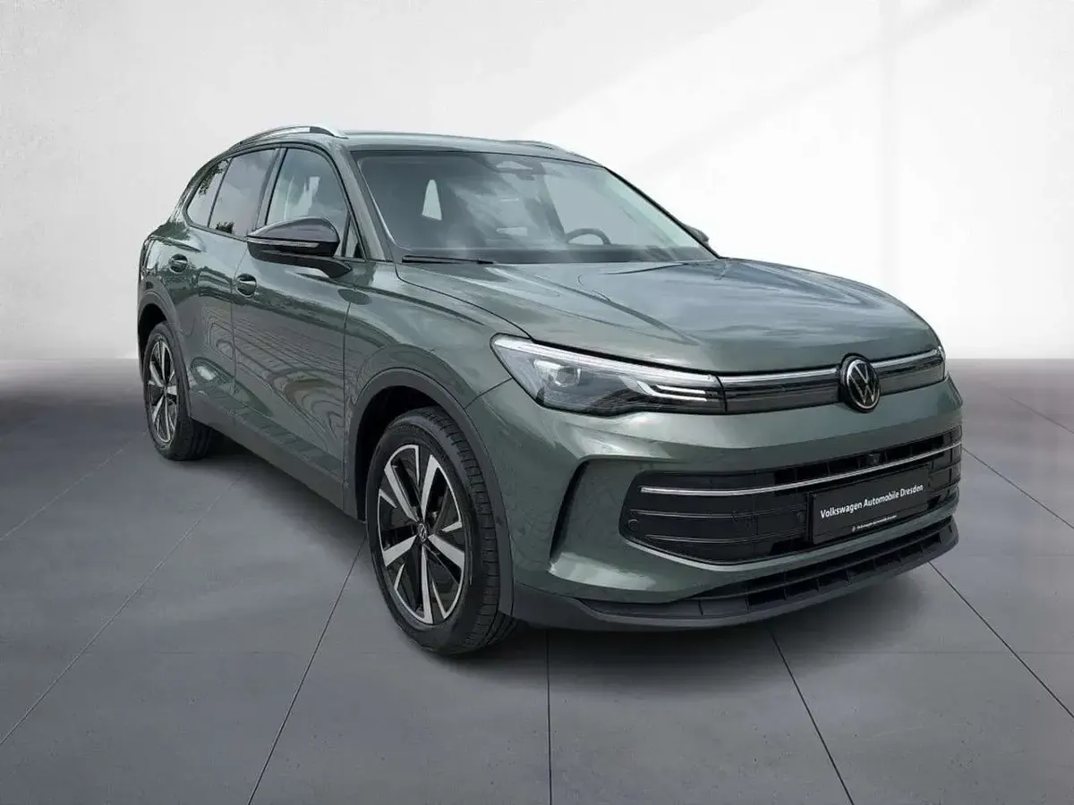 Neu VW Tiguan 150 PS (110 kW) 2026 Cipressinogrün metallic SUV