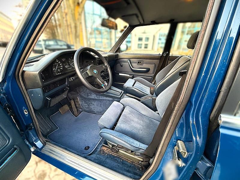 Gebraucht BMW 525 129 PS (94 kW) 1987 Blau Limousine