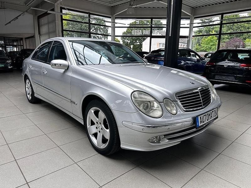 Silber Gebraucht 2004 Mercedes E50 AMG Limousine | 3.650 € - Bild 1/4