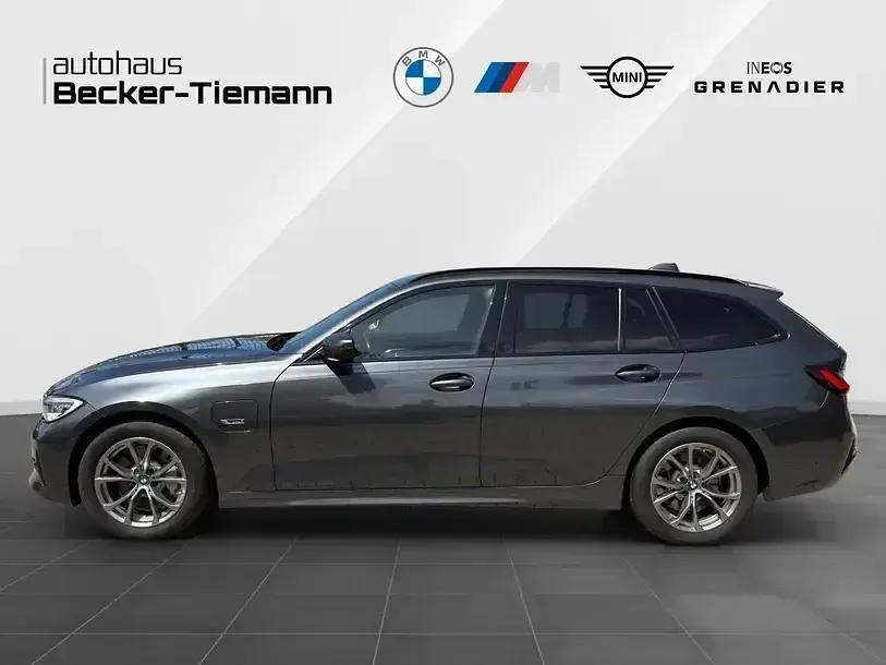 Gebraucht BMW 330e Sport Line 292 PS (214 kW) 2022 Grau Kombi