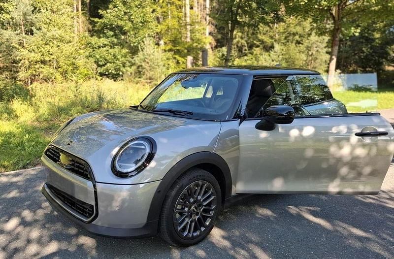 Grau Gebraucht 2024 Mini Cooper Classic Kleinwagen | 28.900 € (Fairer Preis) - Bild 1/4