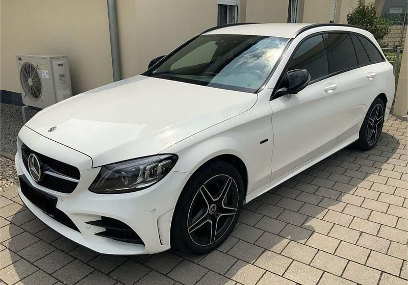 Weiß Gebraucht 2021 Mercedes C300e Night Kombi | 28.500 € (Superpreis) - Bild 1/4