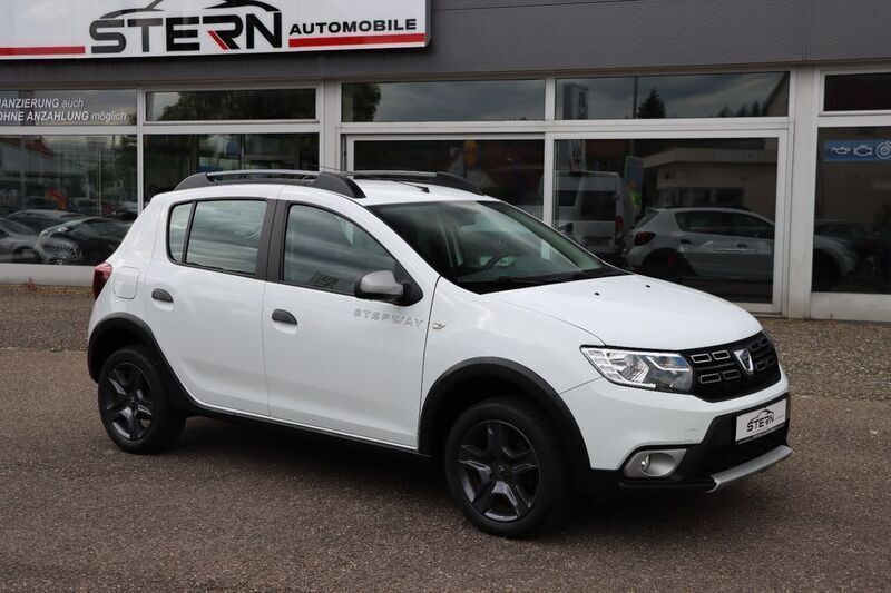 Gletscherweiss Gebraucht 2017 Dacia Sandero Celebration Kleinwagen | 8.990 € (Fairer Preis) - Bild 1/4