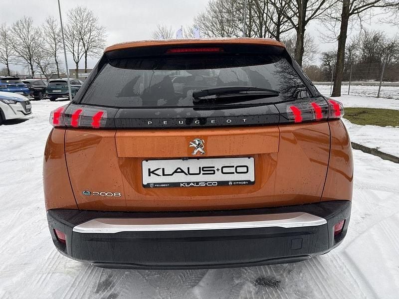 Second-hand Peugeot e-2008 Allure 100 kW (136 CP) 2021 Portocaliu SUV