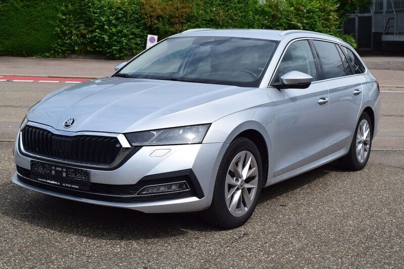 Stribrna/ brilliantsilber Gebraucht 2021 Skoda Octavia First Edition Kombi | 18.690 € (Fairer Preis) - Bild 1/2