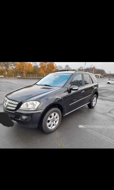 Schwarz Gebraucht 2005 Mercedes ML350 SUV | 6.899 € (Fairer Preis) - Bild 1/4
