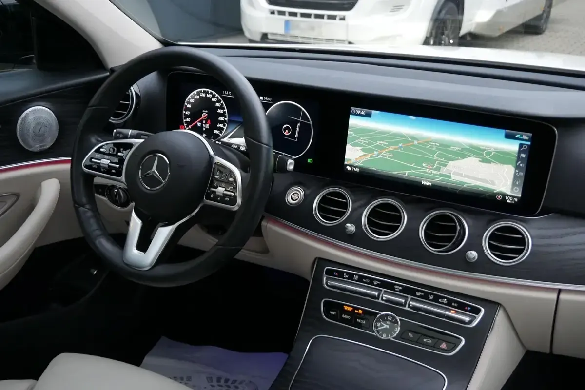 Gebraucht Mercedes E300 306 PS (225 kW) 2019 Weiß Kombi