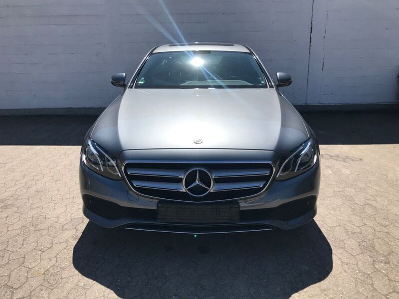 Grau Gebraucht 2018 Mercedes E220 Avantgarde Limousine | 29.900 € (Teuer) - Bild 1/4