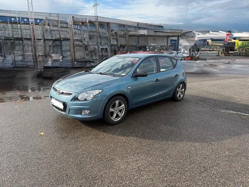 Blau Gebraucht 2009 Hyundai i30 Limousine | 1.600 € (Fairer Preis) - Bild 1/4