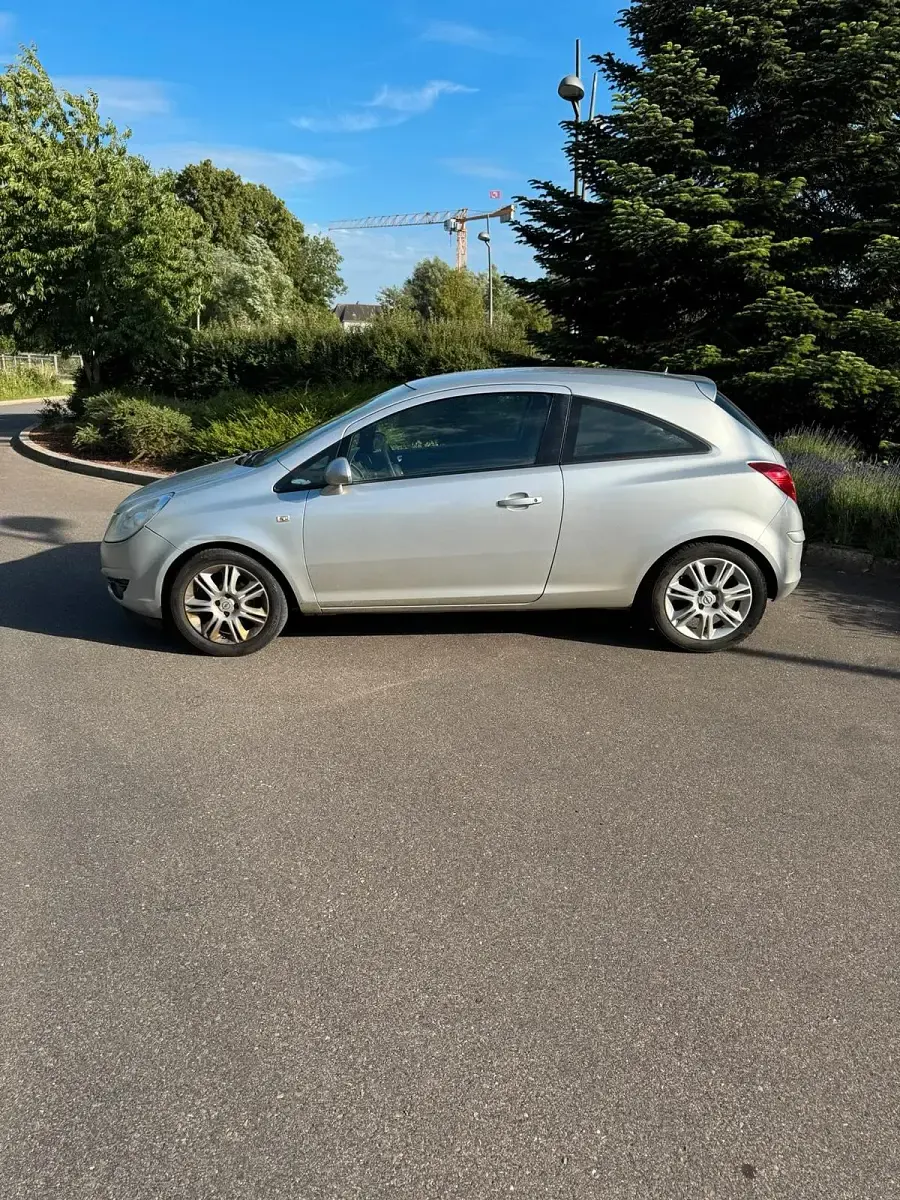 Gebraucht Opel Corsa 90 PS (66 kW) 2009 Silber Kleinwagen