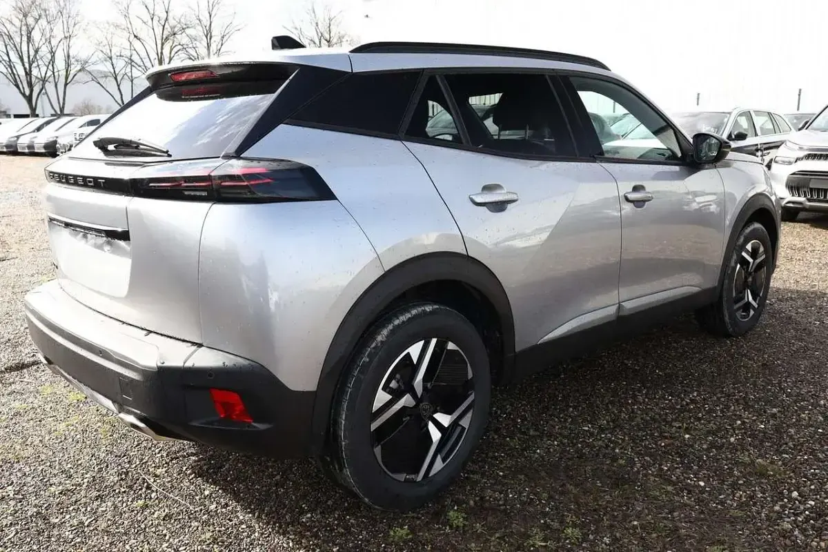Neu Peugeot 2008 Allure 145 PS (106 kW) 2025 Artense silber metallic SUV