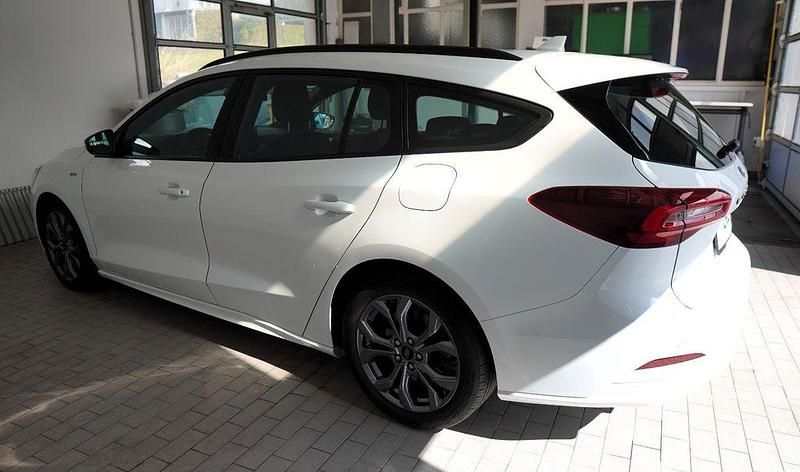 Gebraucht Ford Focus ST-Line 116 PS (85 kW) 2023 Weiß Limousine