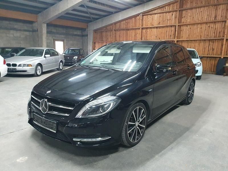 Schwarz Gebraucht 2012 Mercedes 180 Limousine | 5.490 € (Superpreis) - Bild 1/4
