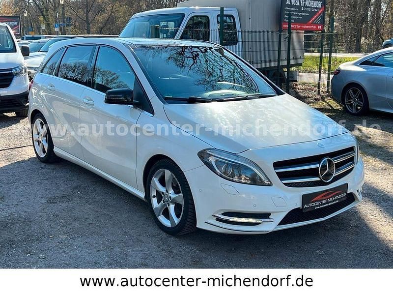 Gebraucht Mercedes B180 AMG line 109 PS (80 kW) 2014 Weiß Van / Kleinbus