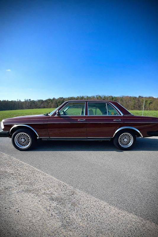 Gebraucht Mercedes 240 72 PS (52 kW) 1983 Braun Limousine