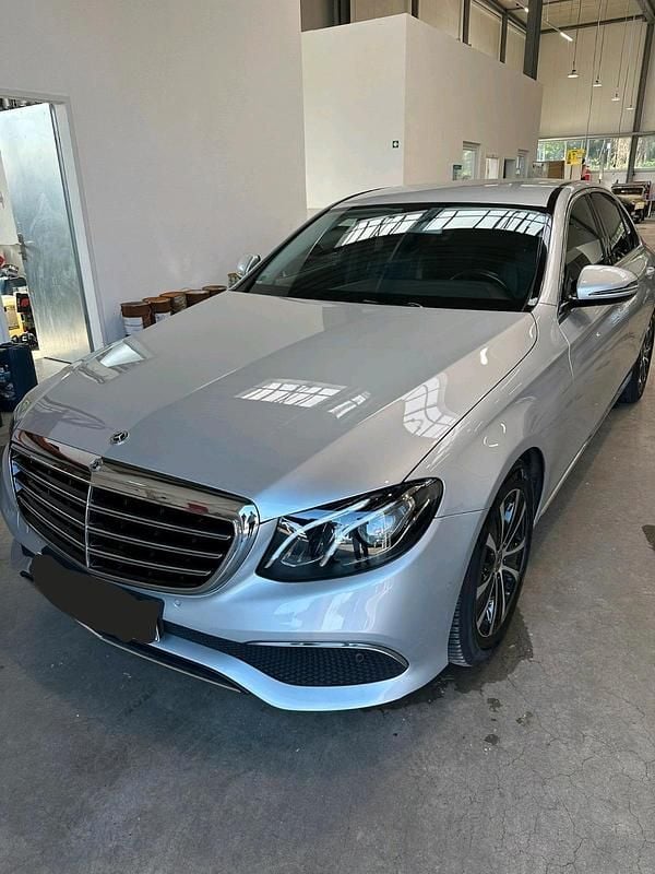 Silber Gebraucht 2019 Mercedes E300 Limousine | 24.000 € (Superpreis) - Bild 1/4