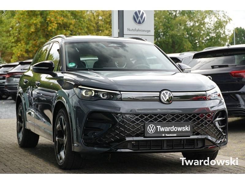 Delfingrau metallic Gebraucht 2024 VW Tiguan R-line SUV | 43.790 € (Teuer) - Bild 1/4