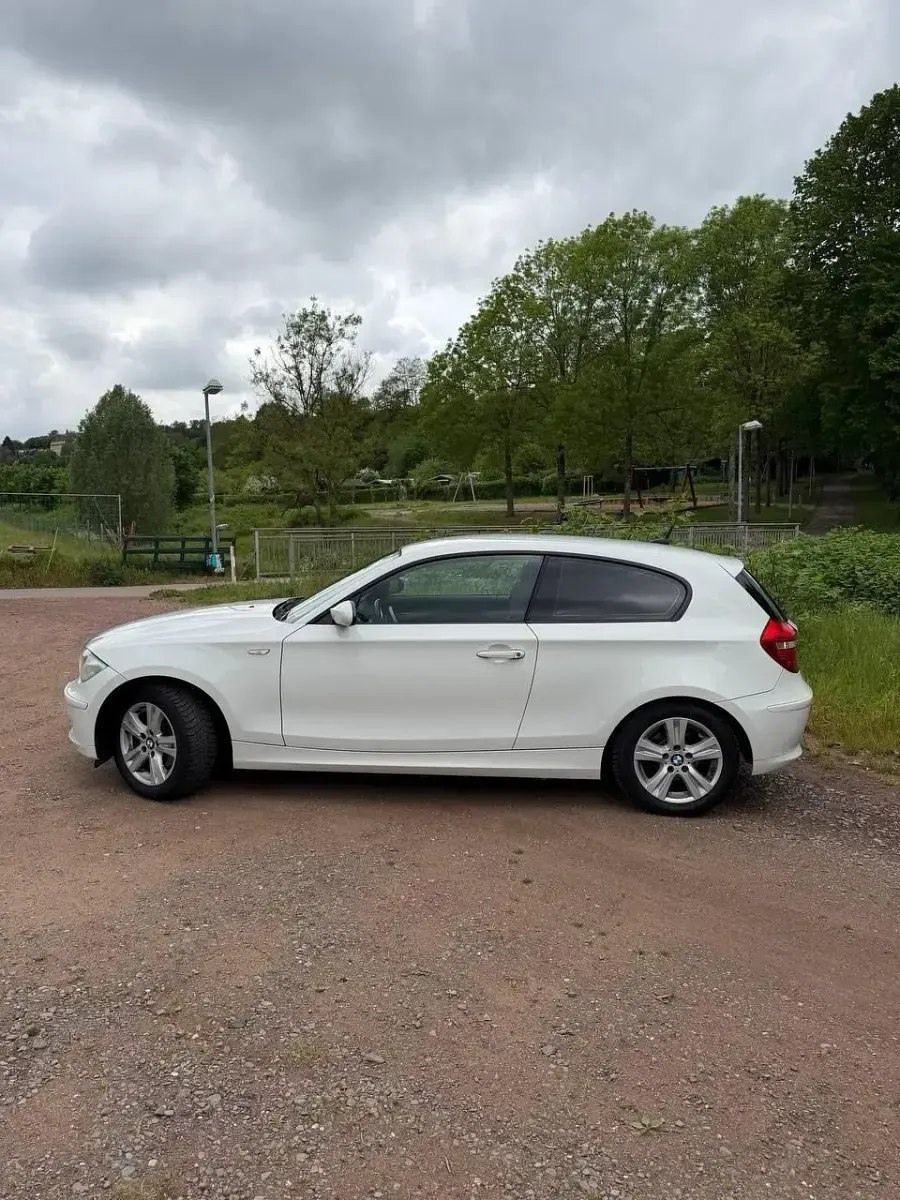 Gebraucht BMW 116 123 PS (90 kW) 2008 Weiß Kleinwagen