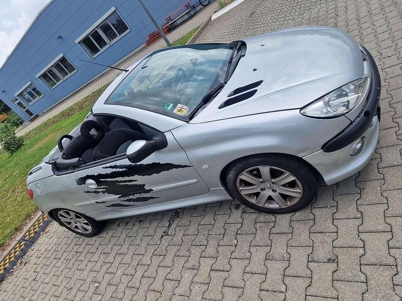 Grau Gebraucht 2004 Peugeot 206 CC Roland Garros Cabrio | 750 € (Superpreis) - Bild 1/4