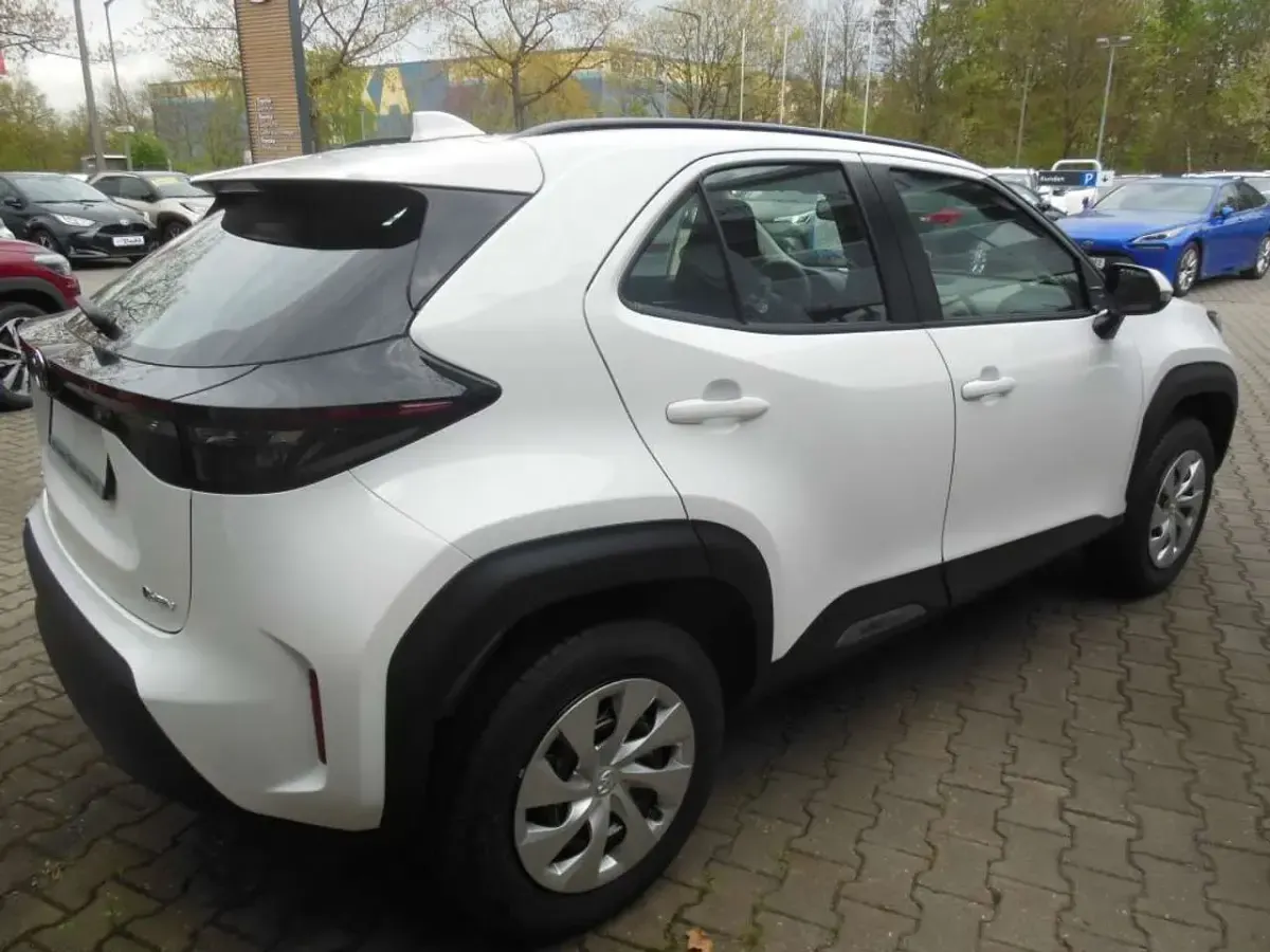 Neu Toyota Yaris Cross Edition 116 PS (85 kW) 2025 Weiß SUV