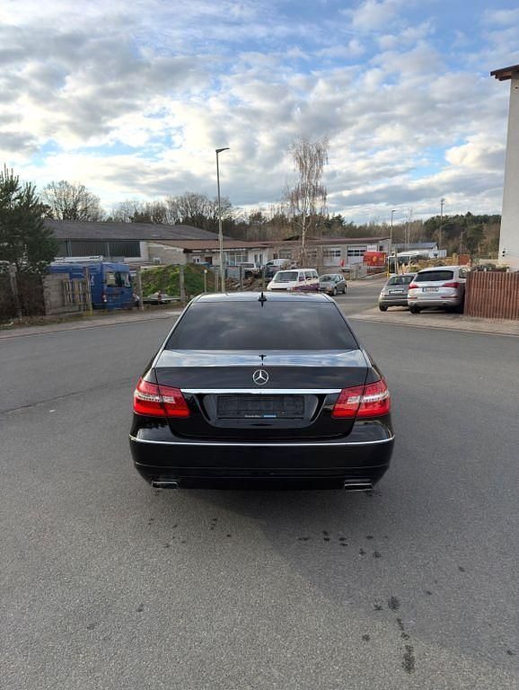 Gebraucht Mercedes E350 Avantgarde 265 PS (194 kW) 2011 Schwarz Limousine