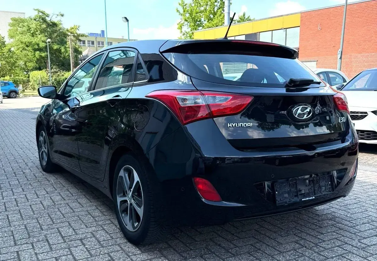 Gebraucht Hyundai i30 101 PS (74 kW) 2017 Schwarz Limousine