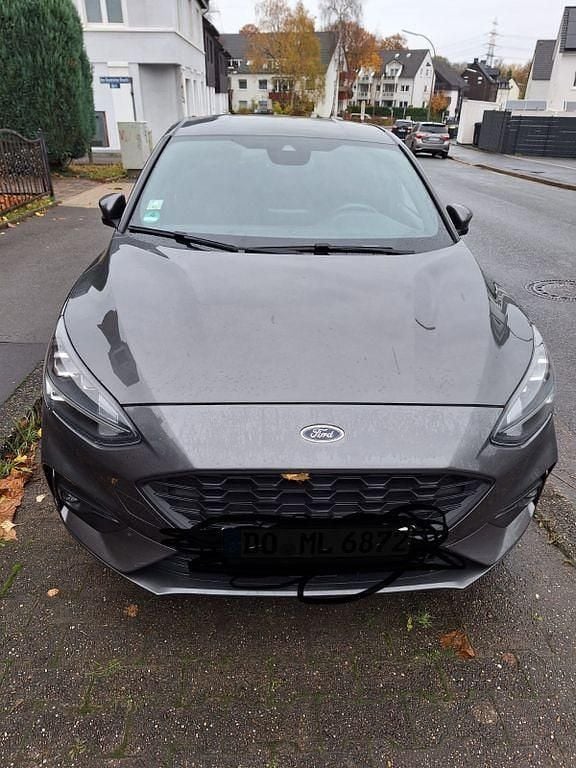 Grau Gebraucht 2019 Ford Focus ST-Line Limousine | 14.950 € (Guter Preis) - Bild 1/4