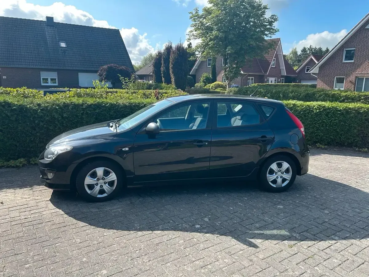Gebraucht Hyundai i30 110 PS (80 kW) 2010 Schwarz Kleinwagen