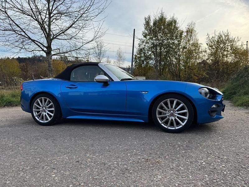 Blau Gebraucht 2018 Fiat 124 Spider Lusso Cabrio | 19.888 € (Fairer Preis) - Bild 1/4
