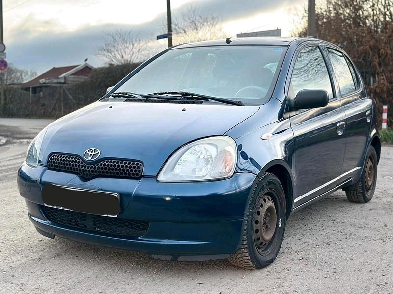 Blau Gebraucht 2001 Toyota Yaris Limousine | 1.499 € (Fairer Preis) - Bild 1/4