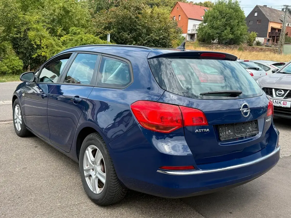 Gebraucht Opel Astra Selection 110 PS (80 kW) 2013 Blau Kombi